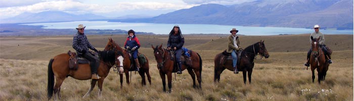 A group of horse trekkers stop at nearby Lake Pukaki.